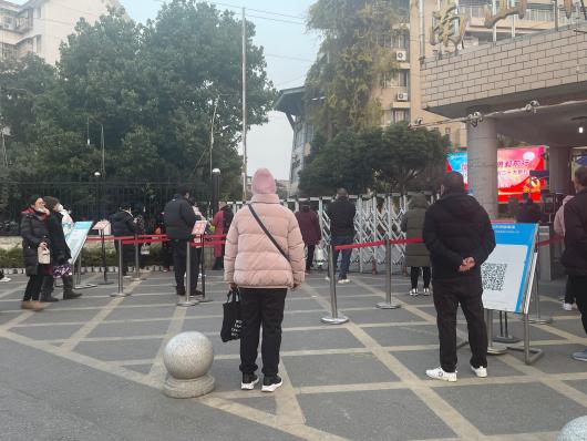 报道中的采访现场照片
